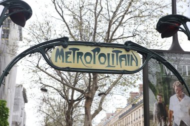 Paris Metro girişi