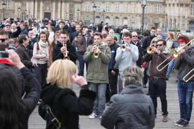 paris, Fransa, genel mekanlarda daha önce kimliği belirsiz musiciants oyun
