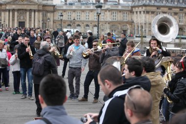 paris, Fransa, genel mekanlarda daha önce kimliği belirsiz musiciants oyun