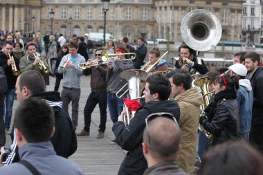 paris, Fransa, genel mekanlarda daha önce kimliği belirsiz musiciants oyun