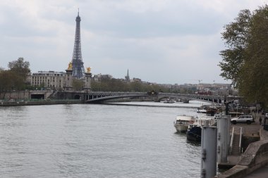 Eyfel Kulesi Tour Eiffel, seine Nehri ve alexander III Köprüsü ile güzel cityscape