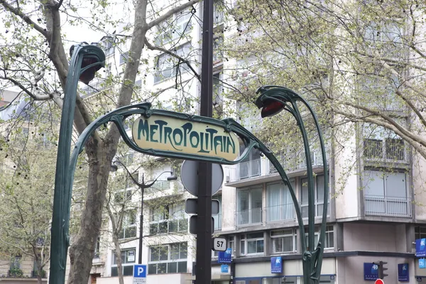 Ingang van de metro in Parijs — Stockfoto