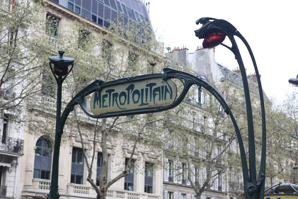 Ingang van de metro in Parijs — Stockfoto