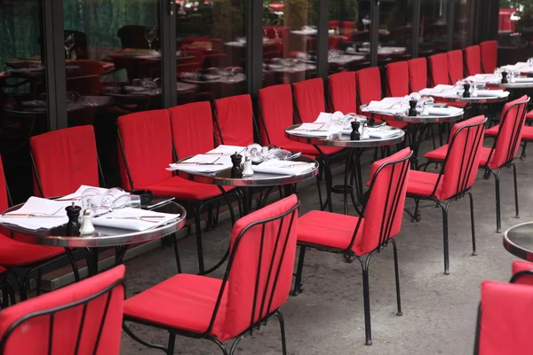 Café terraço com mesas e cadeiras vazias, Paris, França — Fotografia de Stock