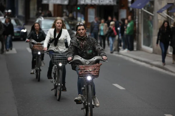 Meninas parisienses andar de bicicleta — Fotografia de Stock