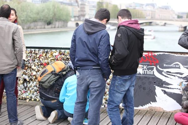 Turister på berömda pont des arts bro, paris, Frankrike — Stockfoto