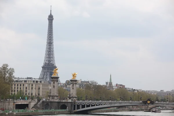 Beau paysage urbain avec la Tour Eiffel, la Seine et le Pont Alexandre III — Photo