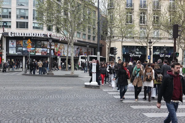 Locale e turisti sulla Avenue des Champs-elysees — Foto Stock