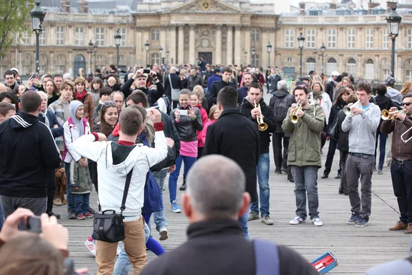 Niezidentyfikowany musiciants grać przed publicznym na zewnątrz w Paryż, Francja — Zdjęcie stockowe