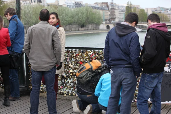 Turistas en el famoso puente Pont des Arts, París, Francia —  Fotos de Stock