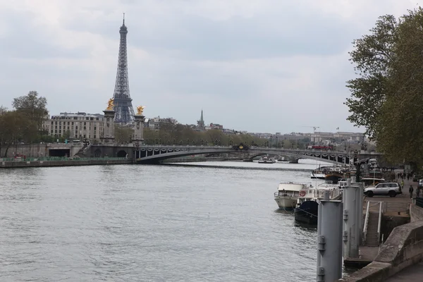Hermoso paisaje urbano con la Torre Eiffel, el Sena y el Puente Alejandro III —  Fotos de Stock