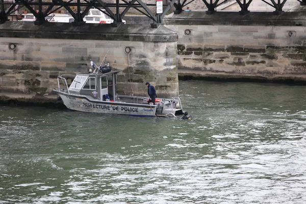 Paris, Fransa 'da Seine nehrinde bir tekne. — Stok fotoğraf