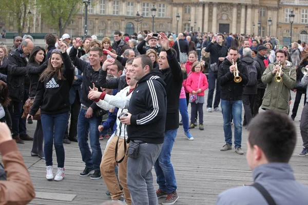 Músicos no identificados tocan ante el público en París, Francia — Foto de Stock