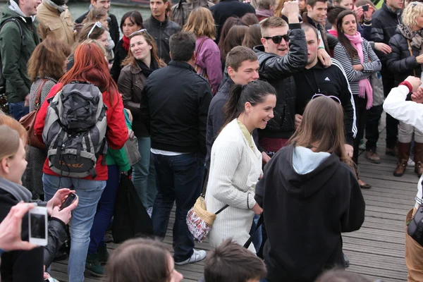 Turystów na słynny most pont des arts w Paryżu — Zdjęcie stockowe