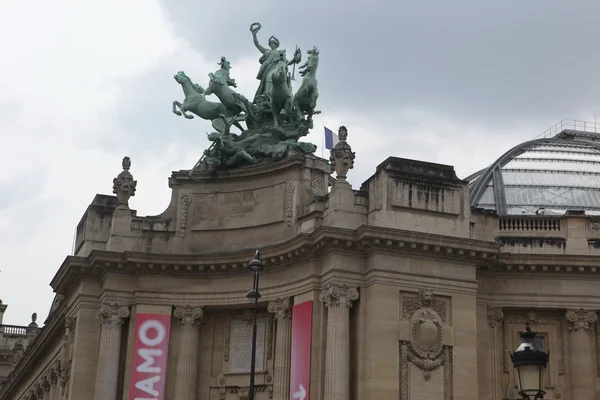De indrukwekkende quadriga in het grand palais in Parijs — Stockfoto