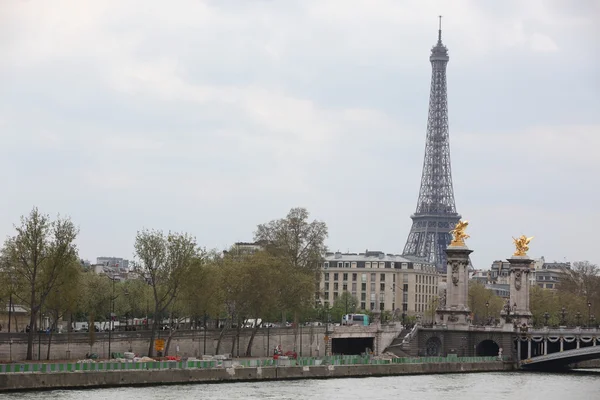 Beautiful cityscape with the Eiffel Tower, river Seine and The Alexander III Bridge — Stock Photo, Image