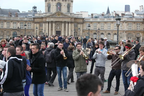 Oidentifierade musiciants spela innan offentliga utomhus i paris, Frankrike — Stockfoto