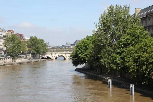 Niewodu rzeka i most w Paryż, Francja — Zdjęcie stockowe