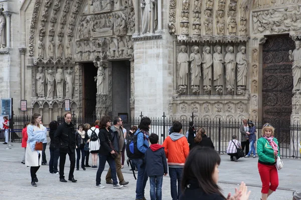 Oidentifierade personer framför katedralen notre dame i paris, Frankrike, — Stockfoto