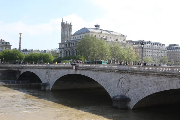 Niewodu rzeka i most w Paryż, Francja — Zdjęcie stockowe