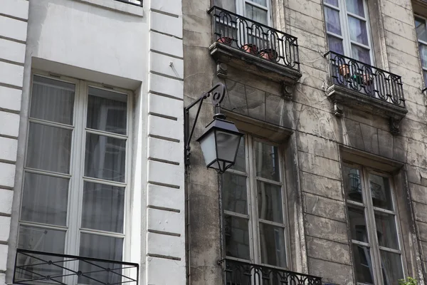 Facade of a traditional living building — Stock Photo, Image