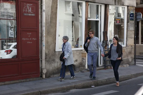 Les touristes passent devant un magasin — Photo