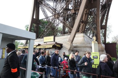 Eyfel Kulesi'ne yakın kişi