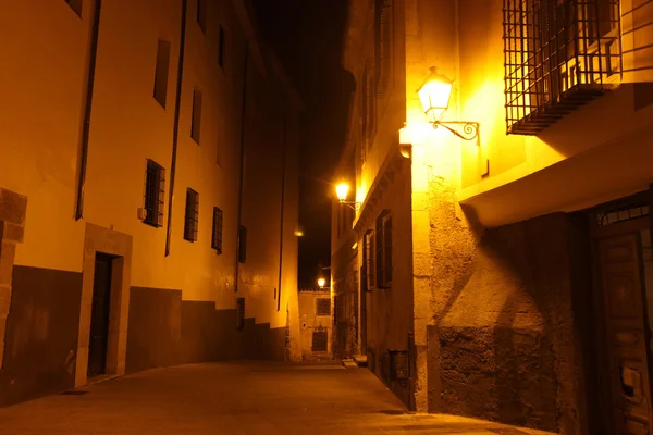 Nacht uitzicht op rotsachtige bank jucar in cuenca. — Stockfoto