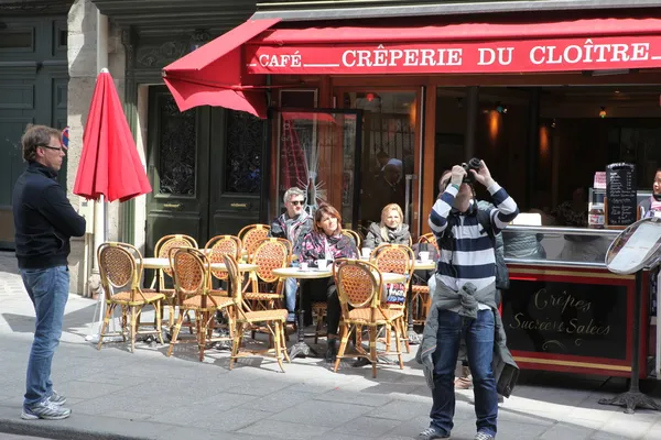 典型的なパリのカフェのビュー — ストック写真