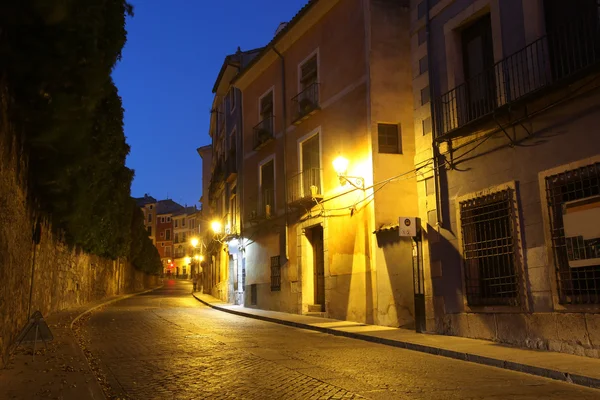 Éjszakai nézet of Cuenca festői régi tér. Spanyolország — Stock Fotó