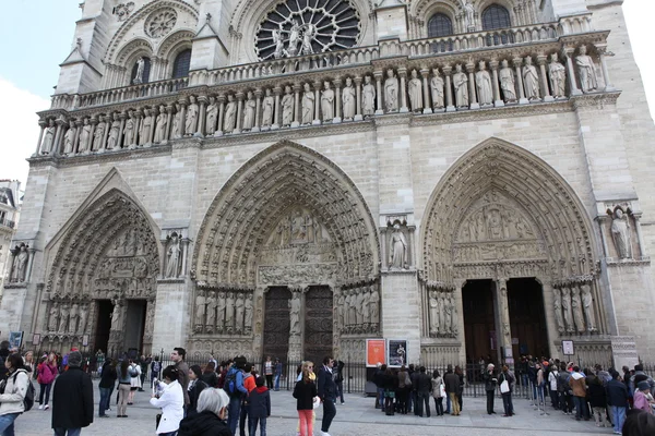 People in front of the Notre Dame cathedral — Stock Photo, Image