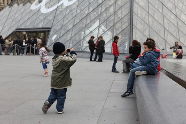 Les gens vont au célèbre musée du Louvre — Photo