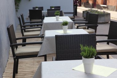 şehir meydanında yığılmış kafe sandalye