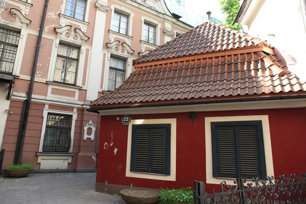 Rua na antiga cidade de Riga, Letónia . — Fotografia de Stock