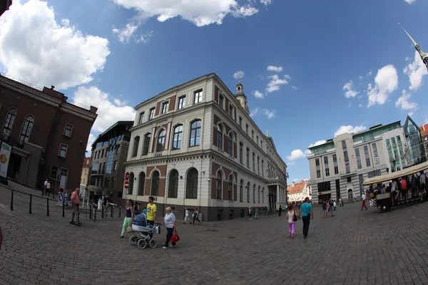 Praça na parte antiga de Riga, Letónia — Fotografia de Stock