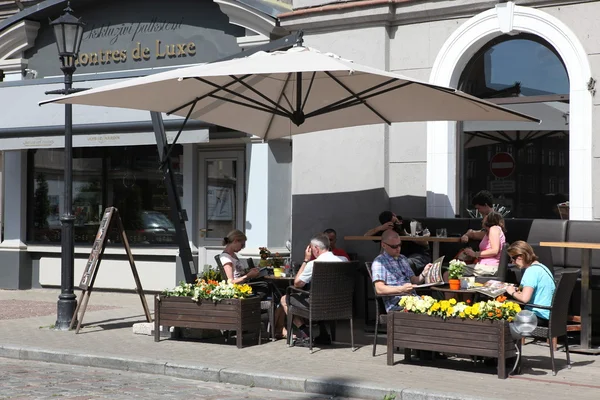 Restaurantes al aire libre en Riga, Latvia . — Foto de Stock