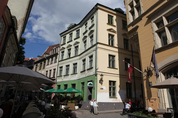 Rua medieval na antiga Riga — Fotografia de Stock