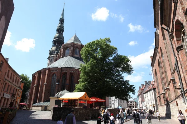 Praça na parte antiga de Riga, Letónia — Fotografia de Stock