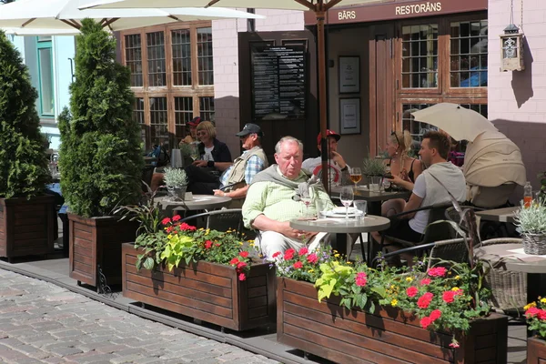 Restaurants im Freien in Riga, Lettland. — Stockfoto