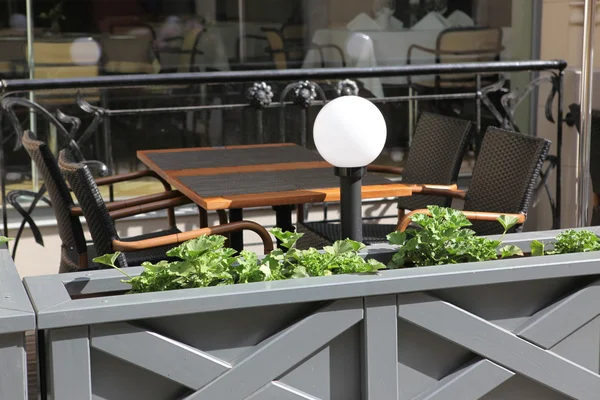 Edificio cafetería europea y terraza — Foto de Stock