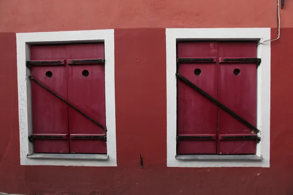 Fenêtres avec volets à Tallinn — Photo