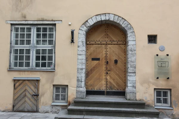 Puerta vieja en Tallin — Foto de Stock