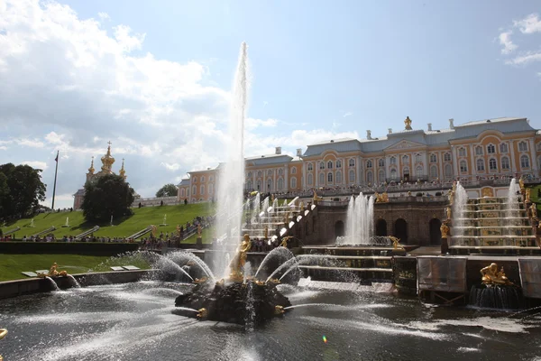 Fontäner i peterhof — Stockfoto