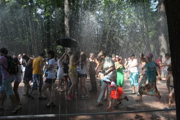 Tourists at Peterhof Palace — Stock Photo, Image