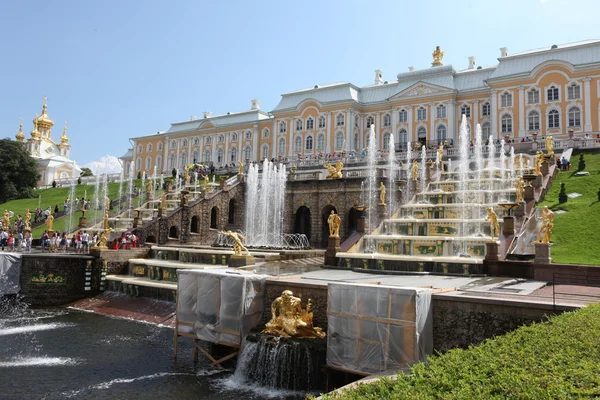 Fontäner i peterhof — Stockfoto