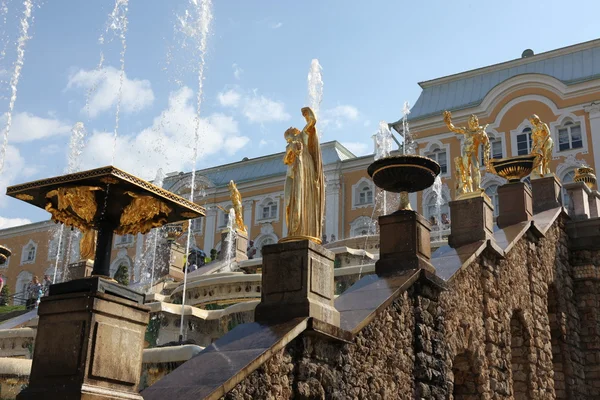 Фонтани в місті Peterhof — стокове фото