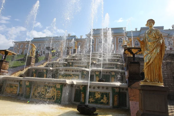 Brunnen im Peterhof — Stockfoto