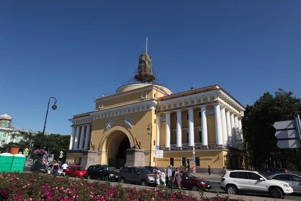 Nevsky Prospect St.Petersburg, Russia. Main street St.Petersburg, planned by Peter the Great as beginning of the road to Novgorod and Moscow — Stock Photo, Image