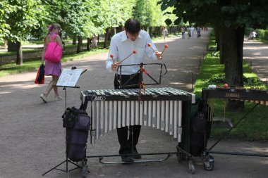 Marimba üzerinde oynama band ksilofon