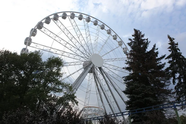 Чертово колесо в парке — стоковое фото
